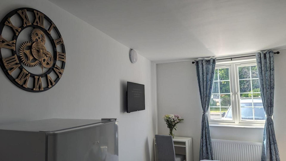Others 5, Tranquil Studio Retreat With Free Parking, London