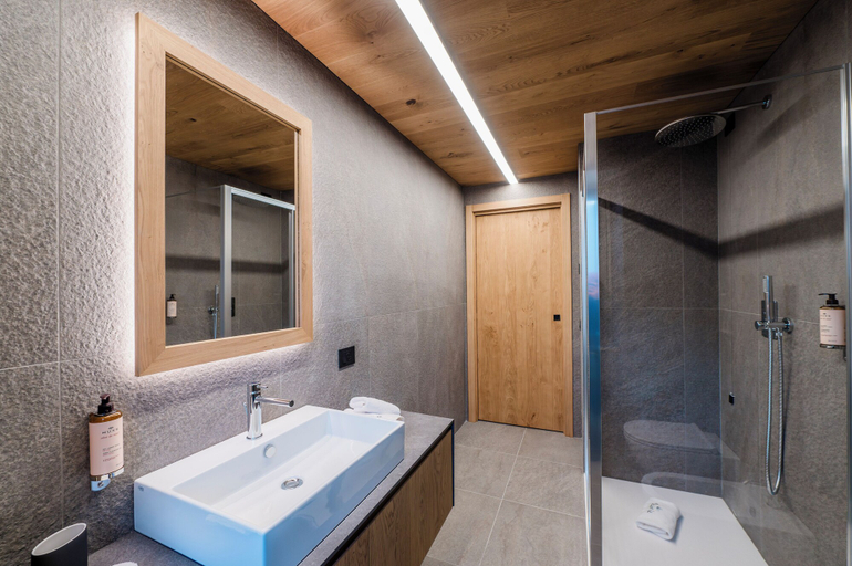 Bathroom 3, DALANIA MOUNTAIN APARTMENTS, Brescia