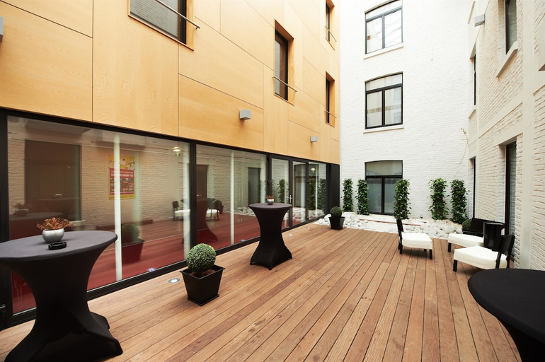 Exterior & Views