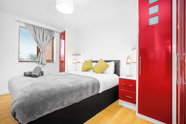Bedroom 2, Cosy 2 bed Apt With Free Parking by Oldbury, Sandwell