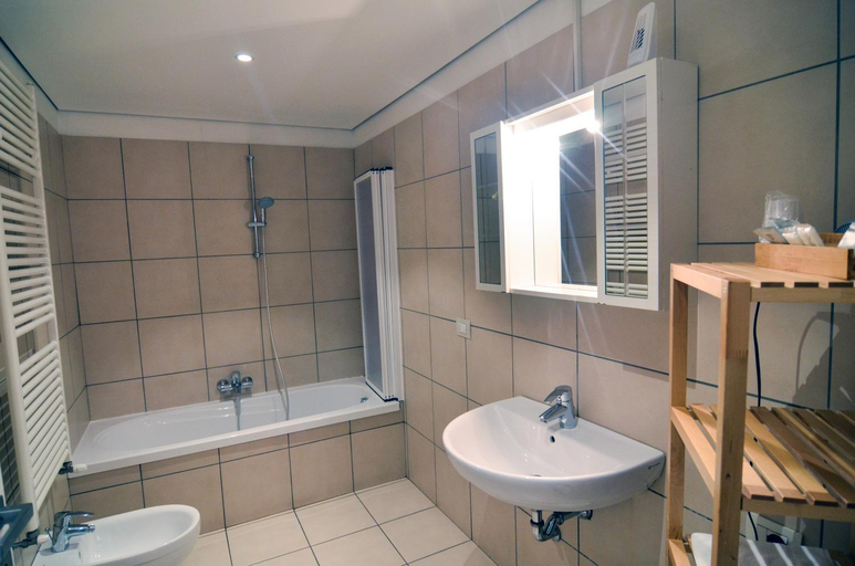 Bathroom 3, Komodo short stay apartments, Trento
