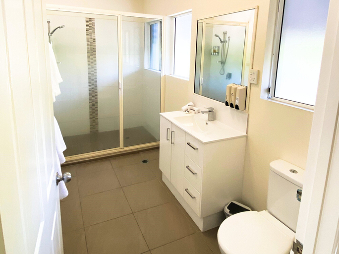 Bathroom 4, Park Regis Anchorage, South Townsville