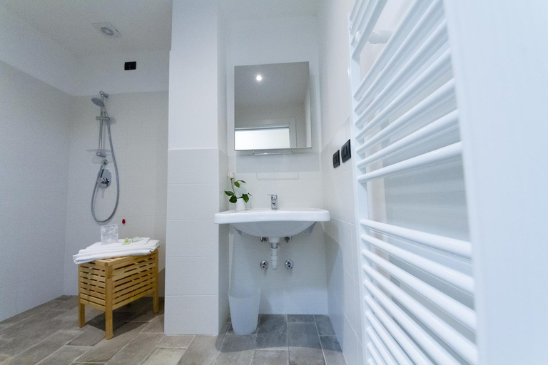 Bathroom 3, Agriostello delle Langhe, Cuneo
