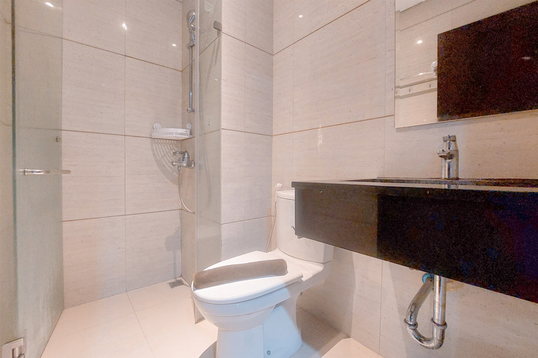 Bathroom 5, Good Place and Cozy Studio at Brooklyn Alam Sutera Apartment By Travelio, Tangerang