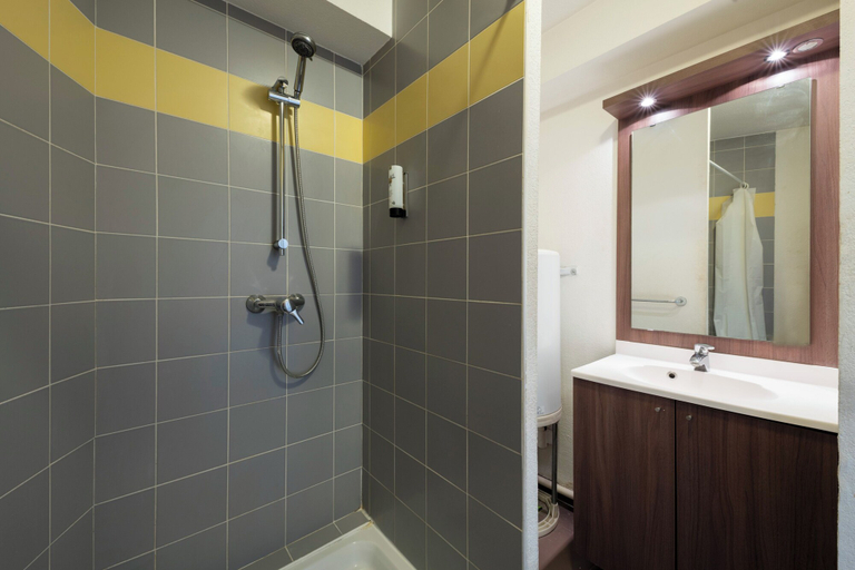 Bathroom 5, Garden & City Toulon, Var