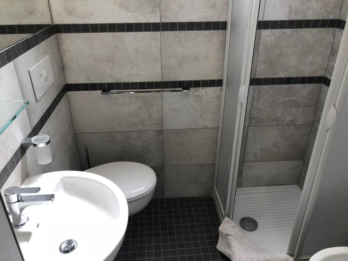 Bathroom 5, Hotel Monti, Rimini