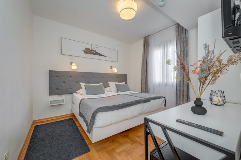 Bedroom 4, PAX, Split