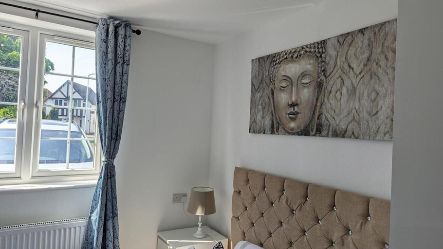 Others 3, Tranquil Studio Retreat With Free Parking, London