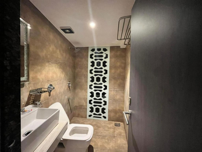Bathroom, Glitz Hotel P Inn, Mumbai Suburban