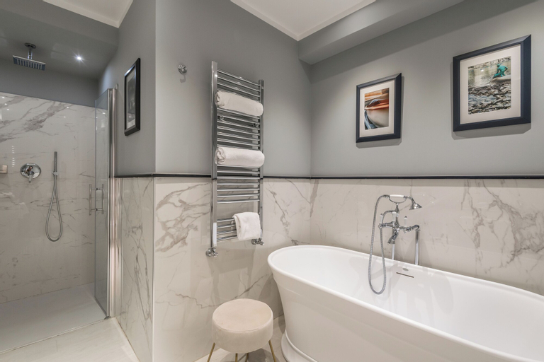 Bathroom 7