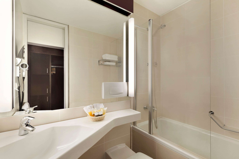 Bathroom 5, Ramada by Wyndham Nuernberg Parkhotel, Nürnberg