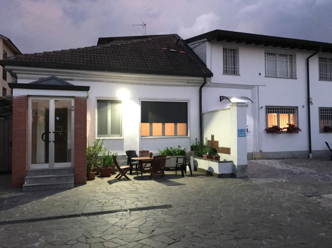 Exterior 3