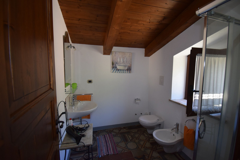 Bathroom 4, Villa Roccella Ionica with Sea View, Reggio Di Calabria
