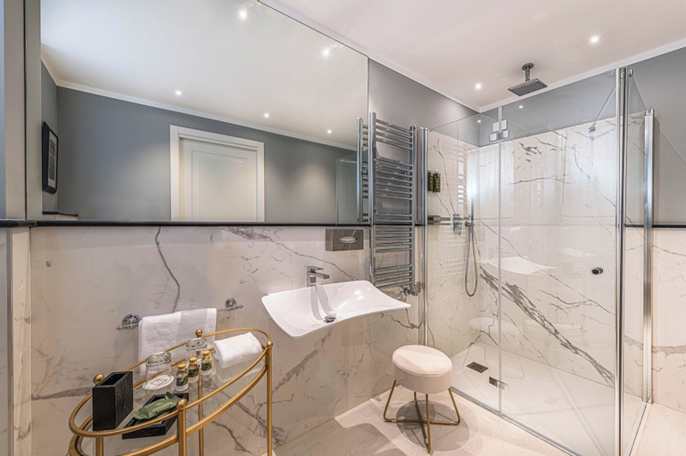 Bathroom 7