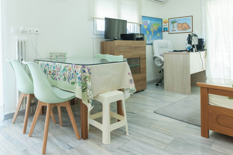 In-room dining 4, Classical 2 Bd Beauty Apt in Chalandri, Attica