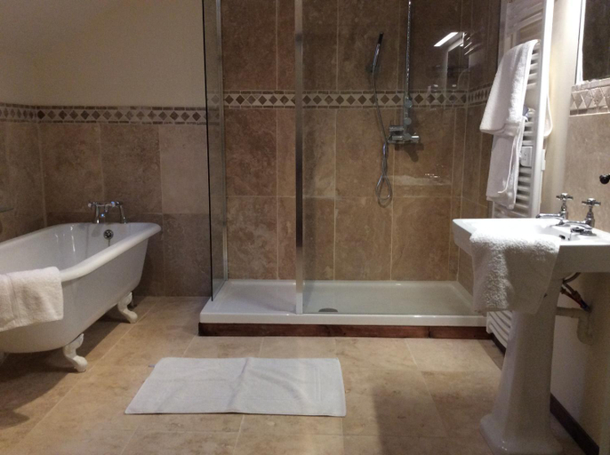 Bathroom 3, Chateau Ville Voisin, Morbihan
