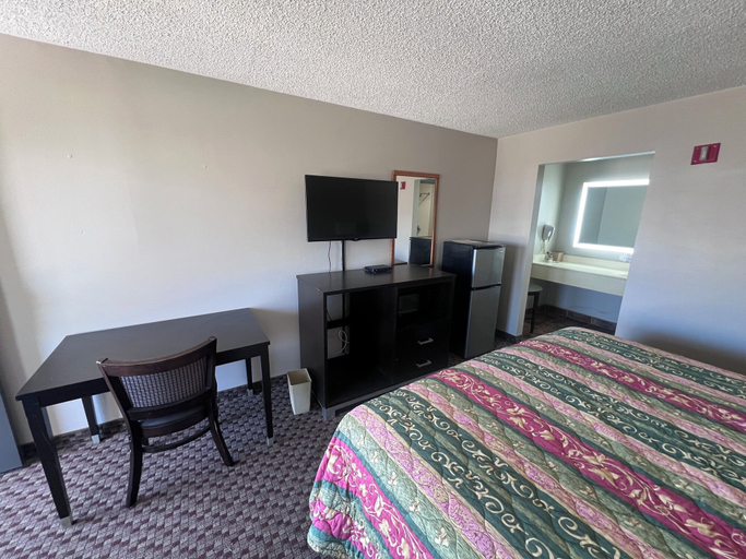 Bedroom 2, Country Nights Inn, Adams