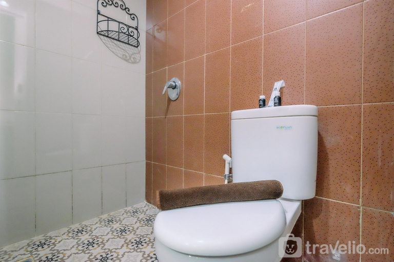 Bathroom, Comfortable Studio Apartment at Atlanta Residences By Travelio, Depok