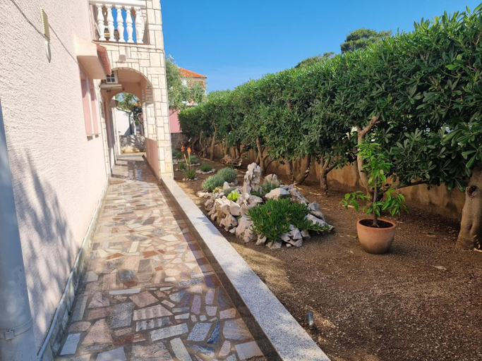 Others 5, Apartmani Nena, Povljane