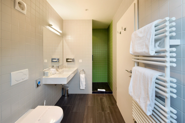 Bathroom 4, International & Terminus, Genève