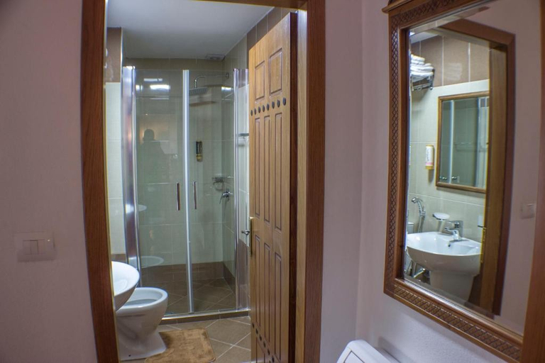 Bathroom, Hotel Old Bazaar, Gjirokastrës