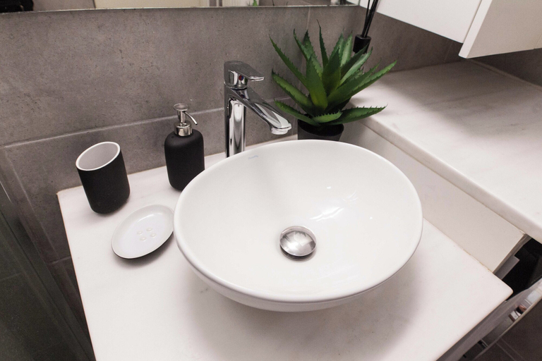 Bathroom 3, Charming 1 Bd Apt near ASOE in Athens, Attica