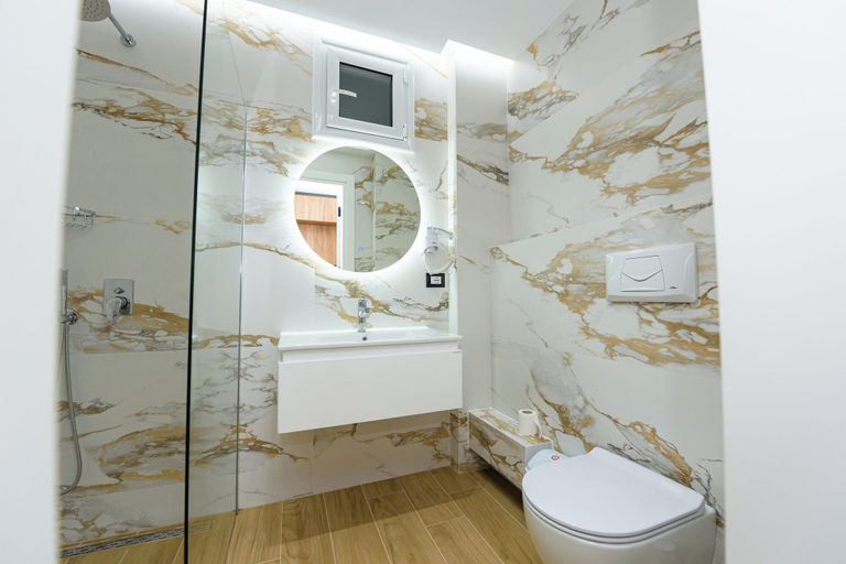 Bathroom 3, Kevin's Aparthotel, Vlorës