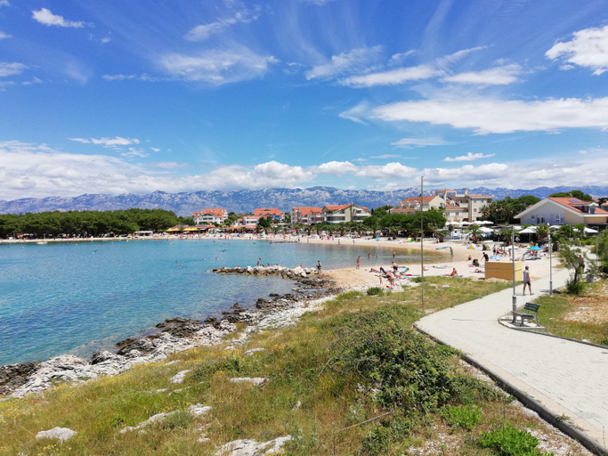 Others 2, Apartmani Nena, Povljane