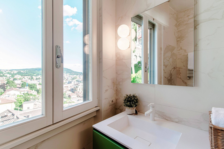 Bathroom 4, Paradise View, Como