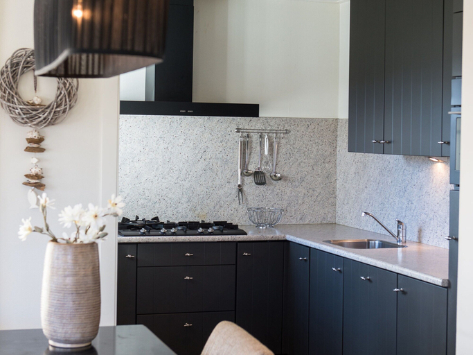 Private kitchen, Thatched Holiday Home With two Bathrooms Near the Sea, Ameland