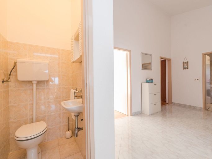 Bathroom 5, Apartment in Vrsi Near the Sea, Nin
