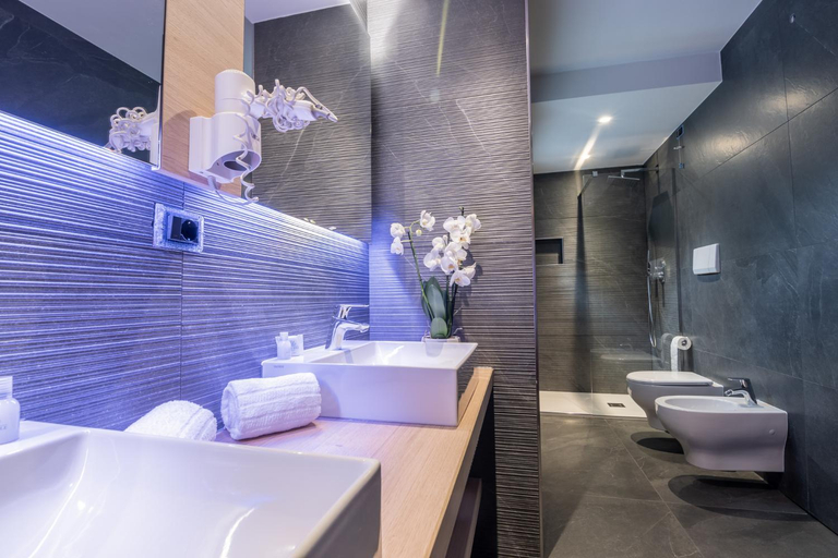 Bathroom 3, Hotel Sole, Trento