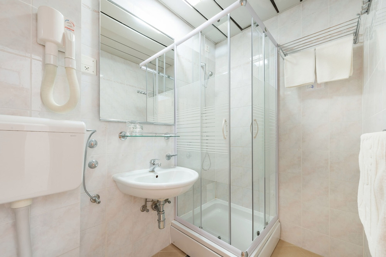 Bathroom 3, Splendid Hotel Dubrovnik, Dubrovnik