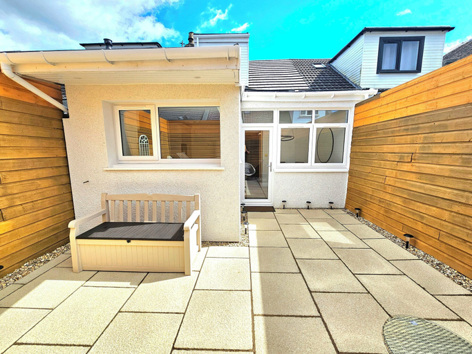 Exterior & Views 2, Modern Gem with free parking, Glasgow