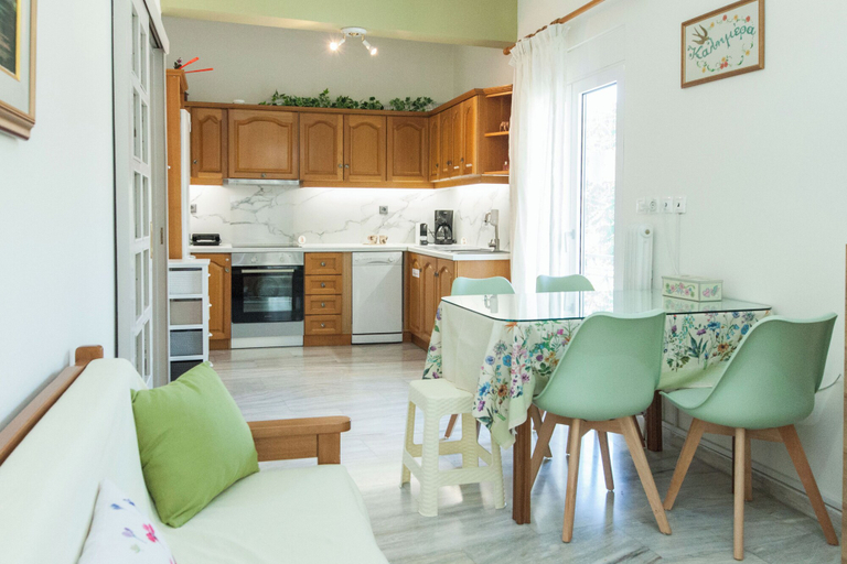 Private kitchen 3, Classical 2 Bd Beauty Apt in Chalandri, Attica