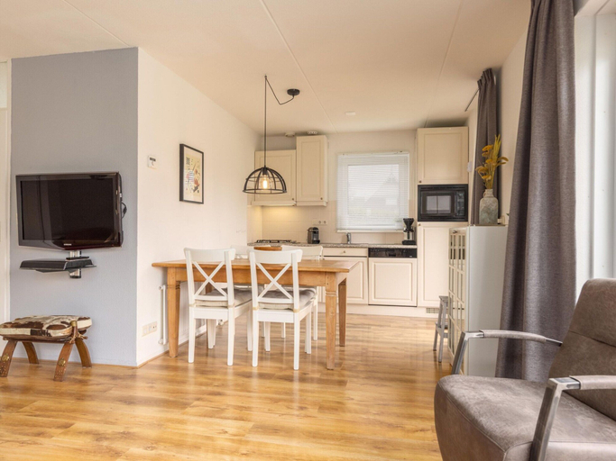 Private kitchen 5, Canal-Side Bungalow Stay, Tytsjerksteradiel