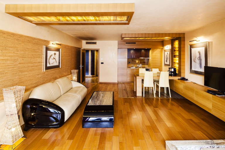 Others 5, Hotel Anel, Stolichna