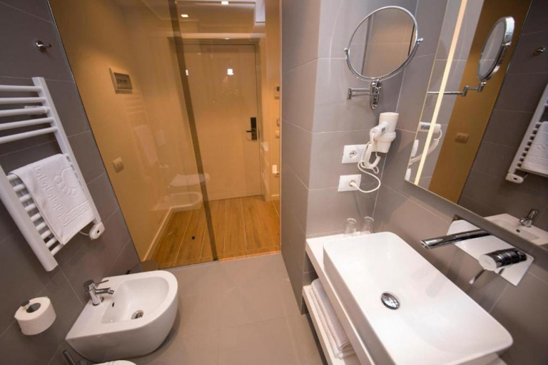 Bathroom 2, Theatro, Tiranës