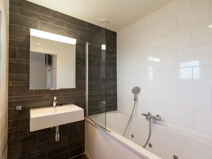 Bathroom, Thatched Holiday Home With two Bathrooms Near the Sea, Ameland