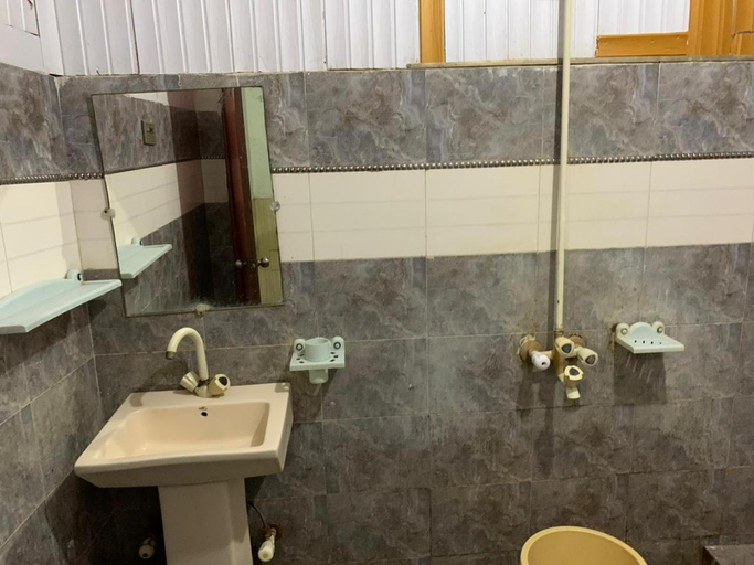 Bathroom 3, Hotel Paradise Plus, Multan