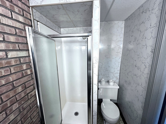 Bathroom 4, Budget Host Inn Manistique, Schoolcraft