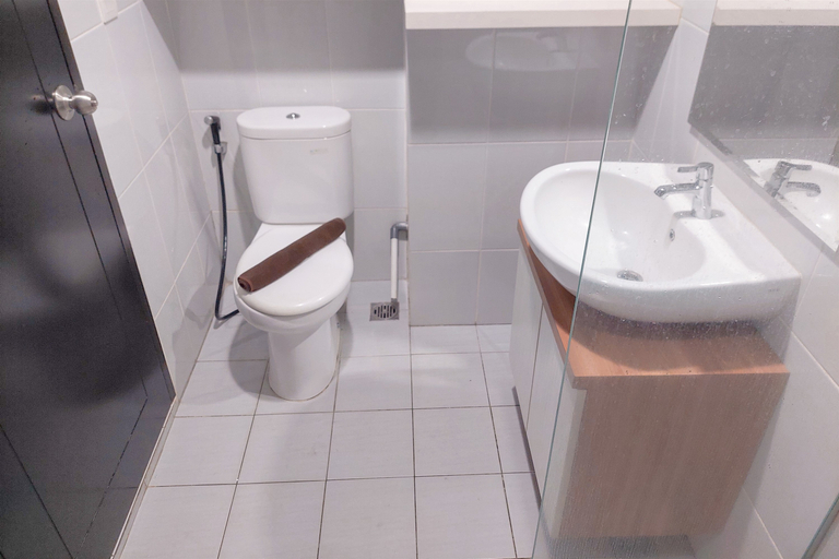 Bathroom 5, Good and Comfy Studio at Casa de Parco Apartment By Travelio, Tangerang