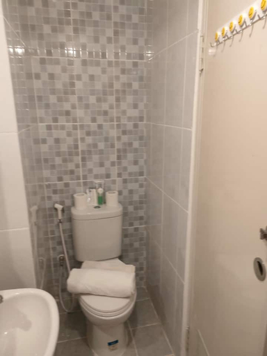 Bathroom 3, Apartment PIK 2 Tokyo Studio by Panda Traveling, Tangerang
