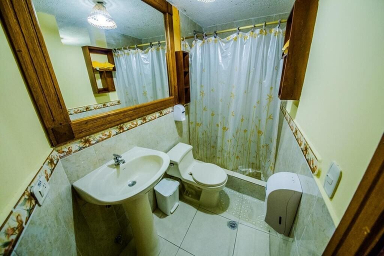 Bathroom 4, Donde Ivan, Baños