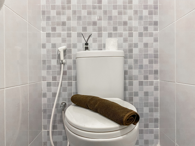 Bathroom 5, Serene Living Studio Tokyo Riverside PIK 2 Apartment By Travelio, Tangerang
