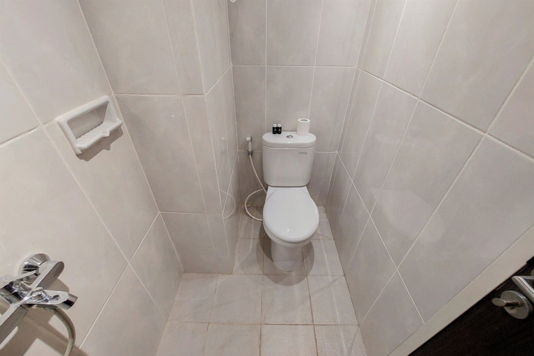 Bathroom 2, Homey And Comfortable Studio At Serpong Garden Apartment, Tangerang