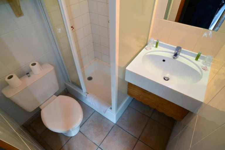 Bathroom, Cit Hotel Le Montreal, Marne