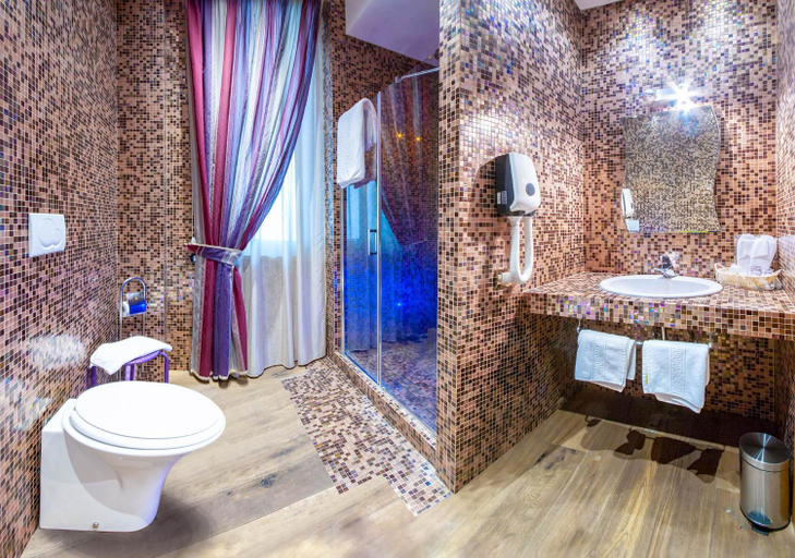 Bathroom 3, Maison Reale, Foggia