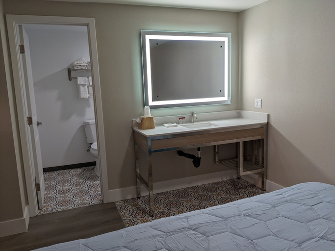 Bathroom 5, Super 8 by Wyndham Oceanside Downtown, San Diego