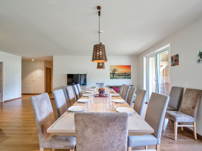 Dining 3, Spacious Apartment in Gosau near Ski Area, Gmunden